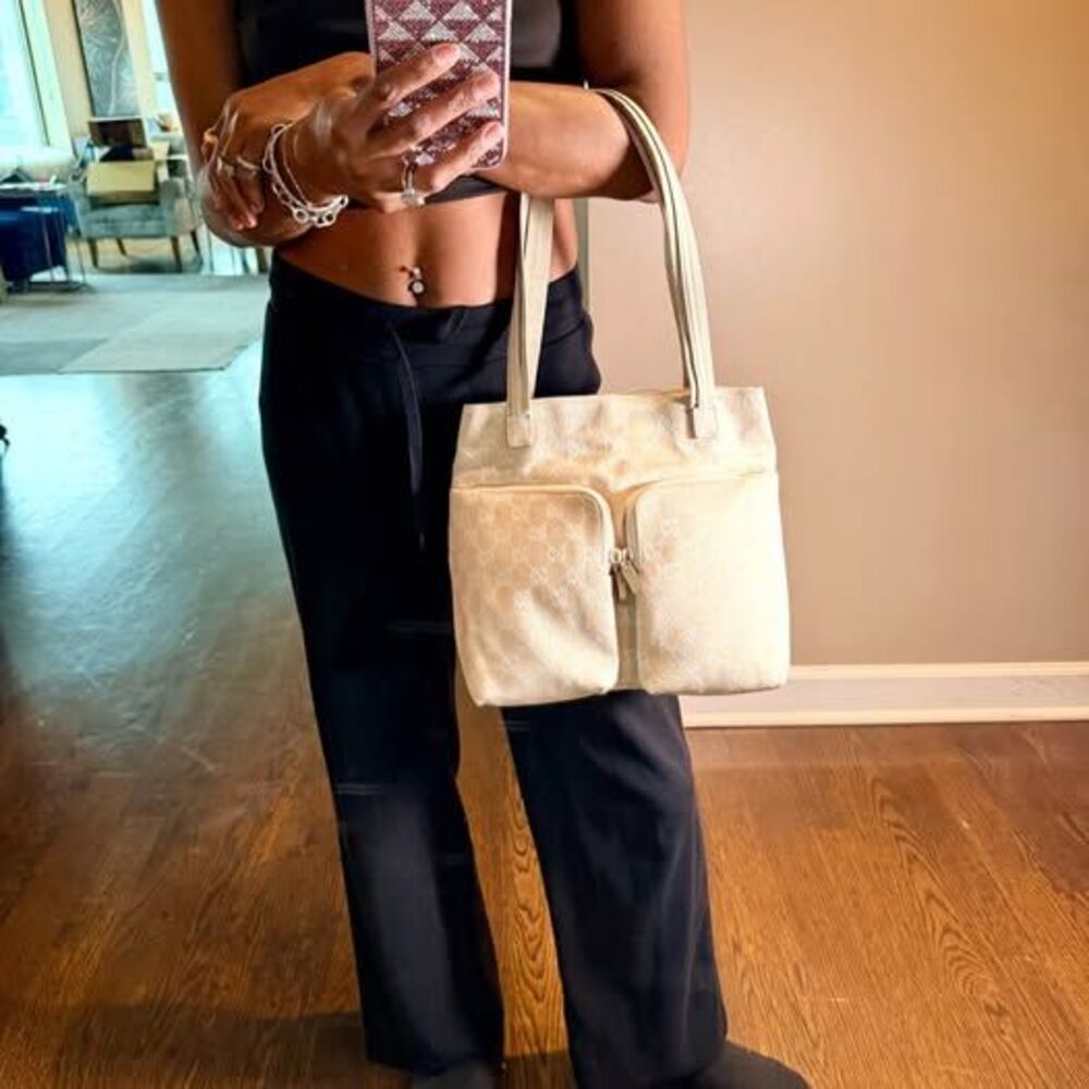 💗 Authentic Beige and Cream Gucci Monogram GG Canvas leather tote with pockets - Picture 5 of 10